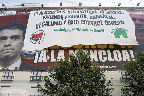 El grupo fascista Brigada Desokupa acosa a una vecina de Vallecas con apoyo de la policía