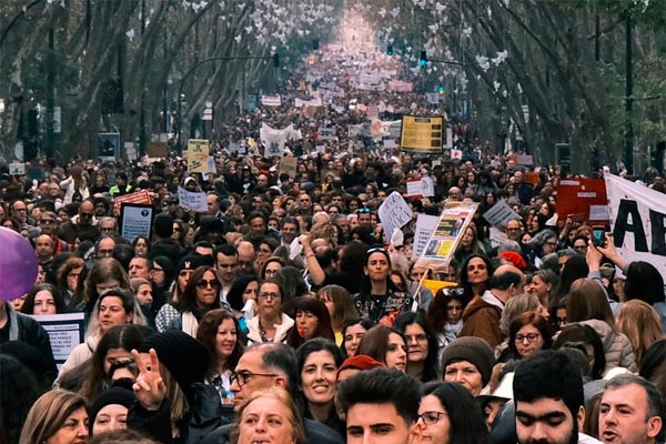 ¡Cien mil profesores salieron a las calles en Portugal! ¡Es hora de avanzar hacia la huelga general de la enseñanza!