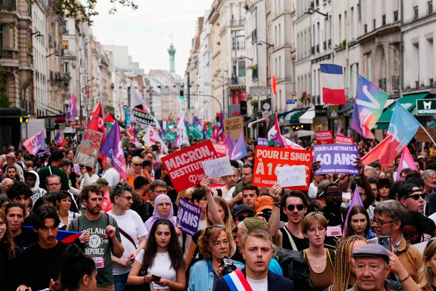 Un Macron contra las cuerdas recibe oxígeno de la socialdemocracia