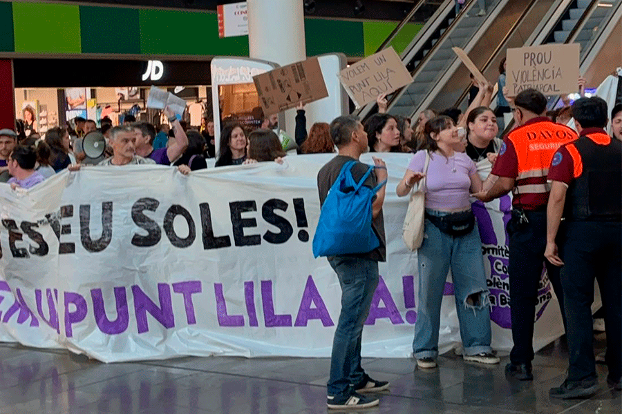 La seguridad del CC Màgic ataca una concentración feminista pacífica para exigir un punto violeta en el centro comercial