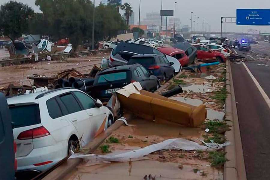 Al menos 62 muertos tras colapsar los servicios de emergencia que recortó Mazón