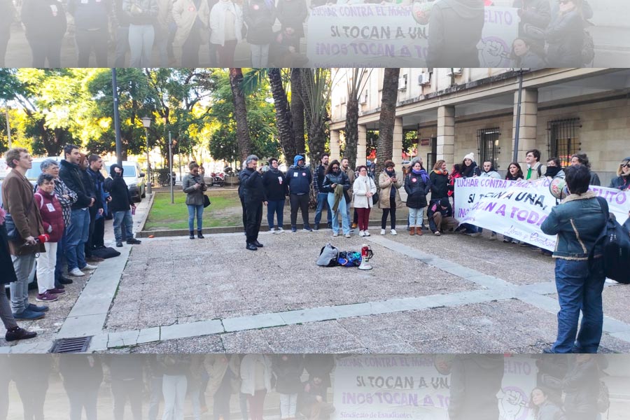 Decenas de personas y colectivos en la concentración en solidaridad con las compañeras llevadas a juicio por denunciar el machismo en la UPO