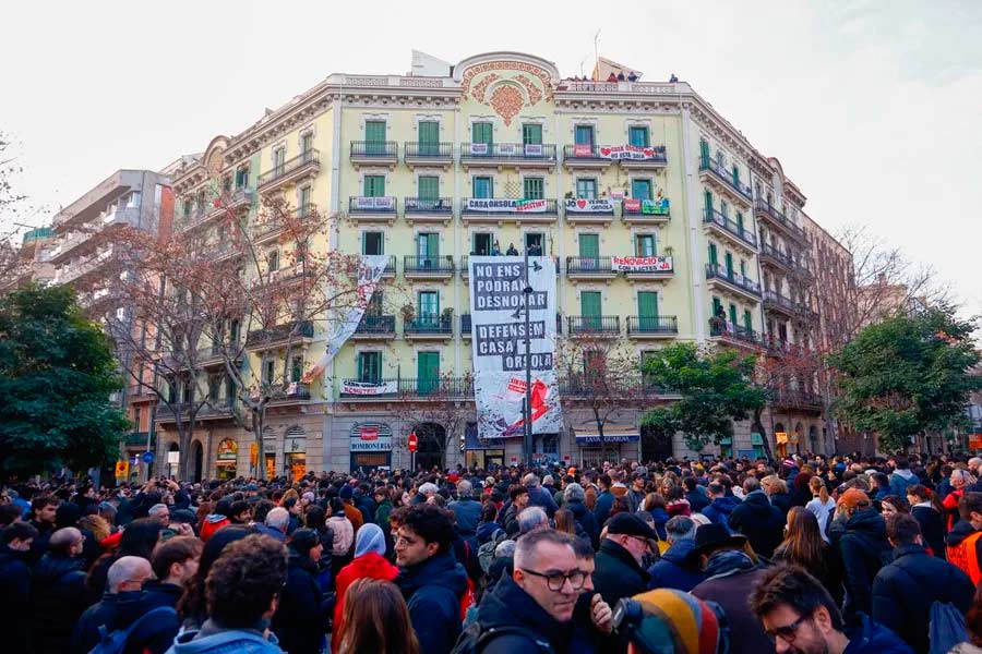 La fuerza de la clase trabajadora paraliza el desahucio de Casa Orsola. ¡Expropiación y alquiler social ya!