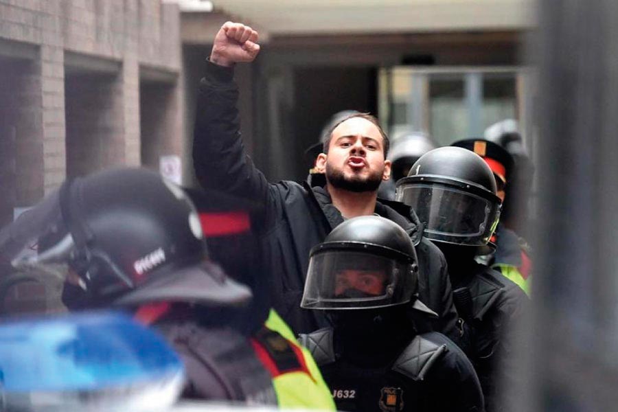 Pablo Hasél, cuatro años en prisión por denunciar la monarquía corrupta.  ¡Libertad inmediata y amnistía! ¡Basta de justicia franquista!