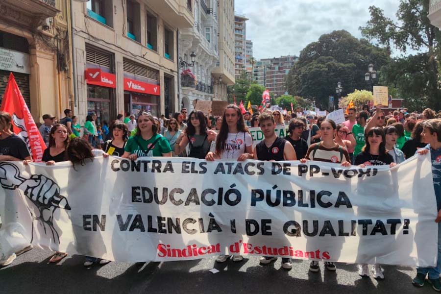 Contra la consulta base de la llengua! Prou d’atacar el valencià! Totes a la vaga el 4 de març!  