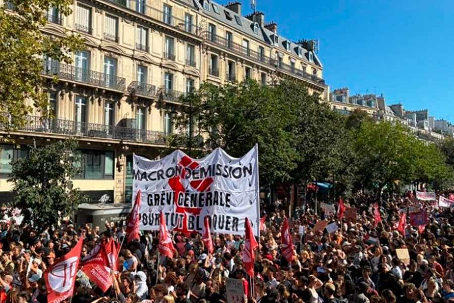  Más de un millón de trabajadores  llenan las calles de Francia contra Macron ¡Este es el camino!
