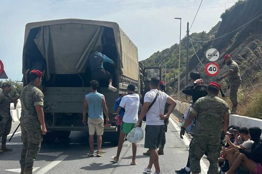 Una ONG ceutí denuncia la presión de militares a migrantes para llevarlos en camiones a la frontera: “No son retornos voluntarios”
