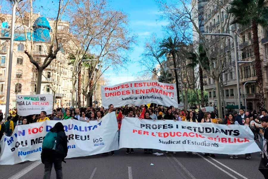 Una histórica huelga educativa desborda las calles de Catalunya