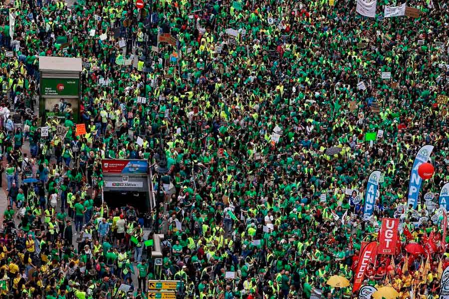 Una manifestación multitudinaria cierra en València la primera semana de huelga indefinida de los docentes