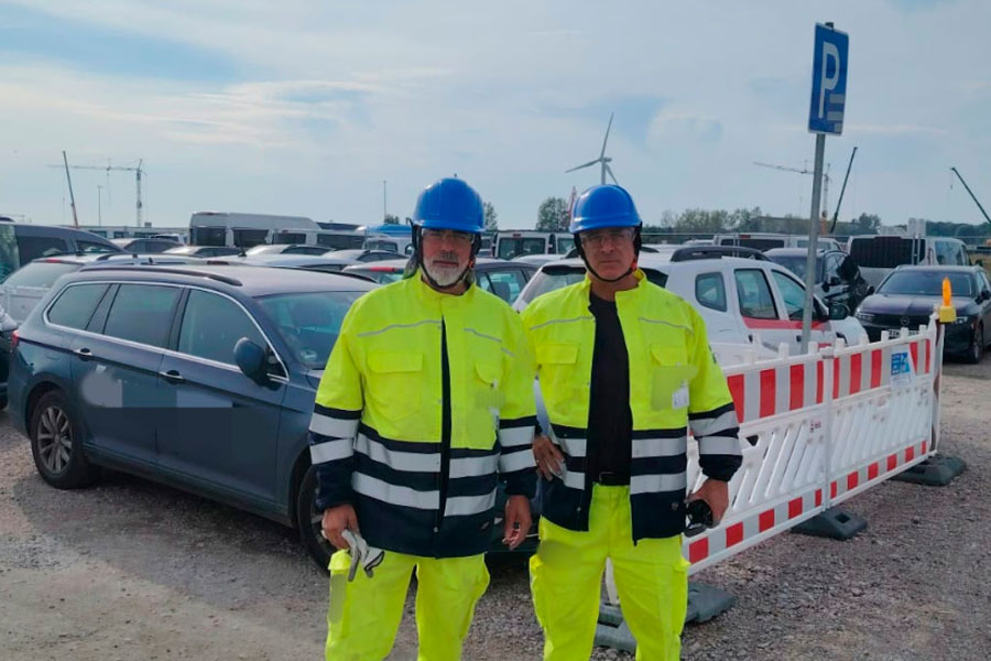 Los trabajadores que se encerraron en una grúa para denunciar las listas negras del metal en Cádiz se van de España para tener empleo