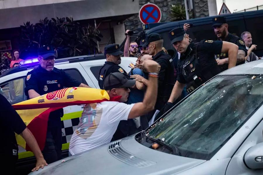 Una turba de fascistas intenta linchar a una diputada ceutí y a dos activistas de izquierdas ante la pasividad de la policía