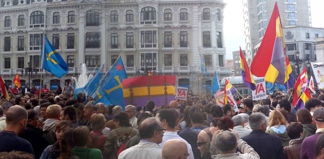Banderas-republicanas-Plaza-Escandalera-Oviedo_