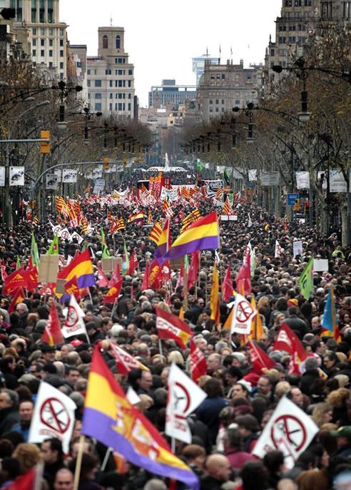 Miles-personas-han-salido-calle-Barcelona-protestar-lema-lema-reforma-laboral-recorte-ha-reunido-sindicatos-partidos-izquierda-catalana