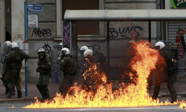policias_ardiendo_grecia